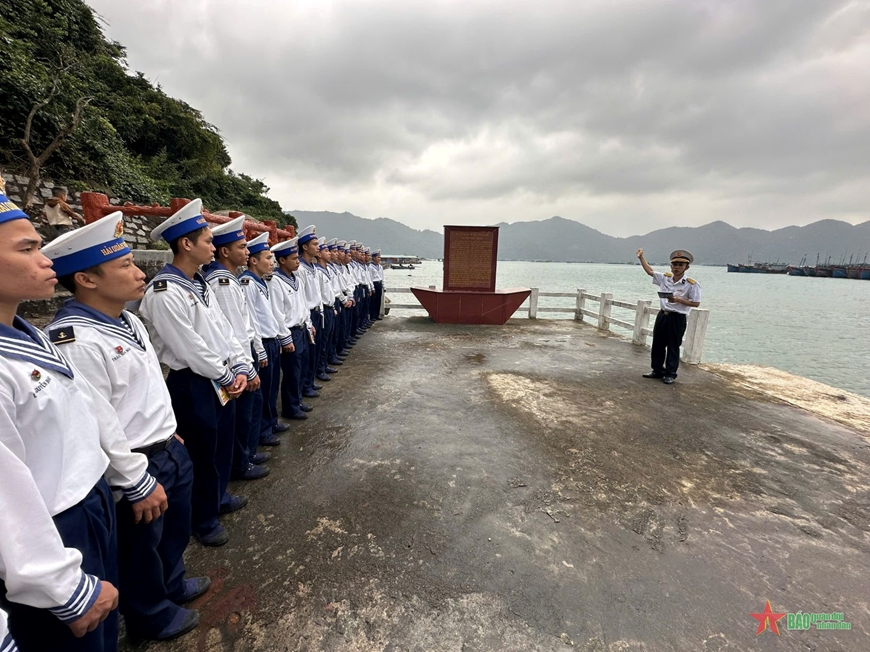 Chiến sĩ Lữ đoàn 682 (Vùng 4 Hải quân) tham quan di tích lịch sử, văn hóa